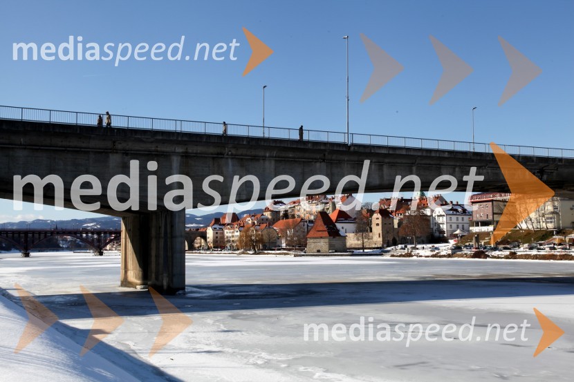 Reka Drava, MariborZasnežena in poledenela reka Drava v Mariboru