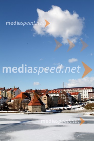 Reka Drava, MariborZasnežena in poledenela reka Drava v Mariboru