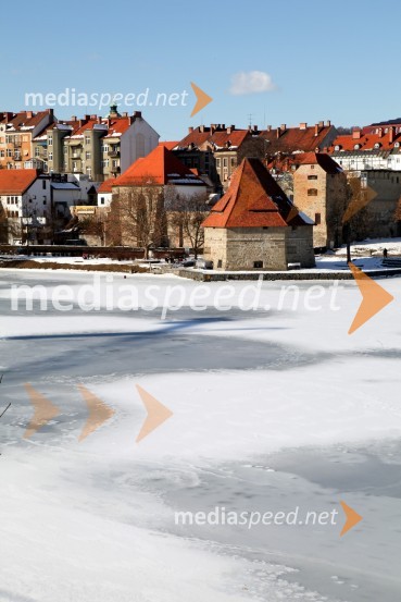 Reka Drava, MariborZasnežena in poledenela reka Drava v Mariboru