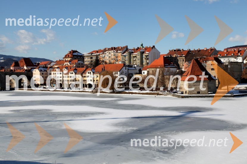 Reka Drava, MariborZasnežena in poledenela reka Drava v Mariboru