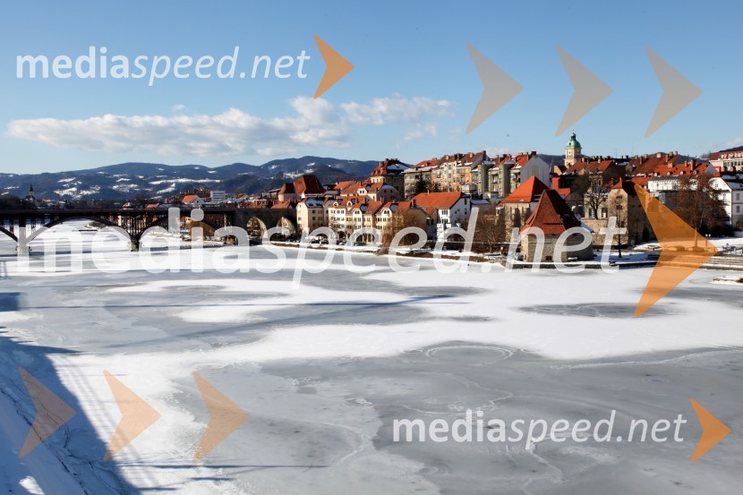 Reka Drava, MariborZasnežena in poledenela reka Drava v Mariboru