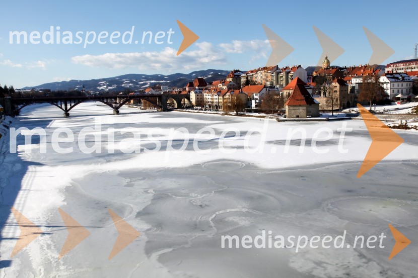 Reka Drava, MariborZasnežena in poledenela reka Drava v Mariboru