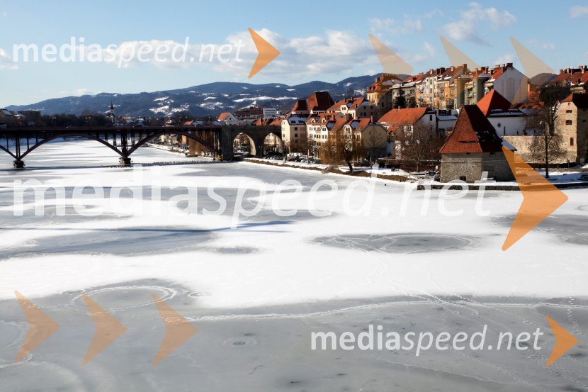 Reka Drava, MariborZasnežena in poledenela reka Drava v Mariboru