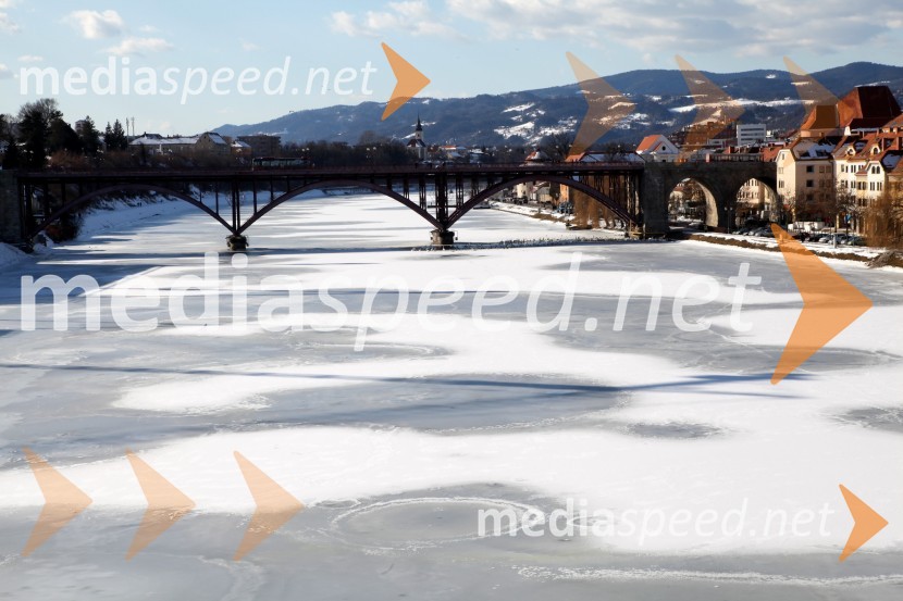 Reka Drava, MariborZasnežena in poledenela reka Drava v Mariboru