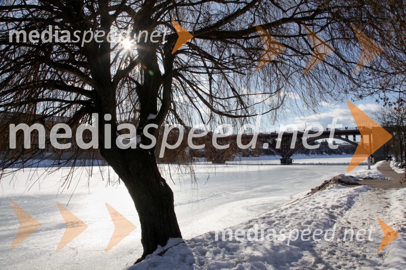 Reka Drava, MariborZasnežena in poledenela reka Drava v Mariboru