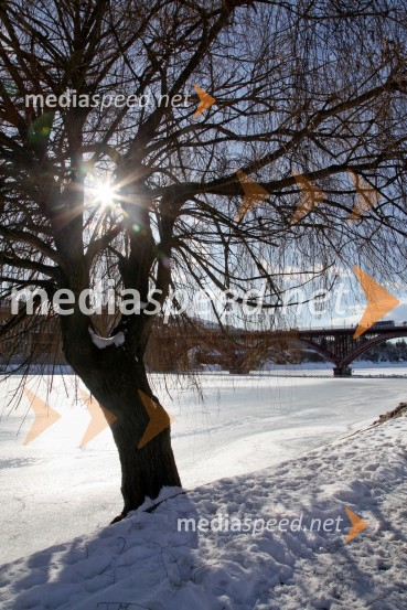 Reka Drava, MariborZasnežena in poledenela reka Drava v Mariboru
