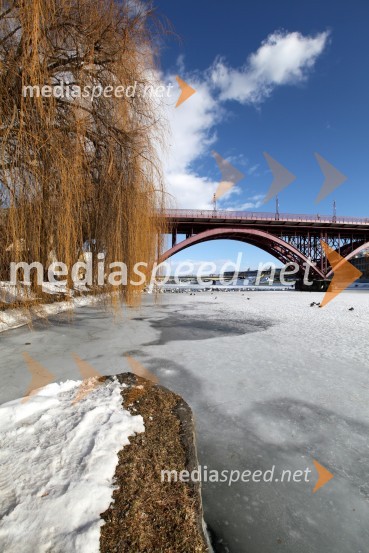 Reka Drava, MariborZasnežena in poledenela reka Drava v Mariboru