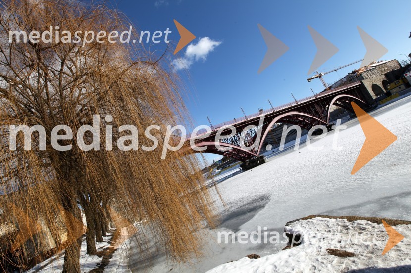 Reka Drava, MariborZasnežena in poledenela reka Drava v Mariboru