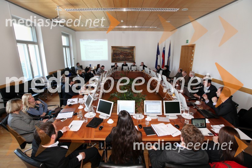 Univerza v Mariboru, Slovenska rektorska konferenca ter odkritje kipa dr. Antona Trstenjaka