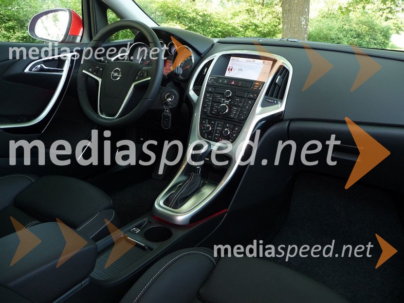Opel Astra Sports Tourer 1.4 16V turbo sport - notranjostOpel Astra Sports Tourer 1.4 16V turbo sport, mediaspeed test