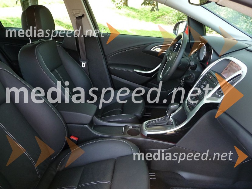 Opel Astra Sports Tourer 1.4 16V turbo sport - sedeži nudijo veliko bočnega oprijemaOpel Astra Sports Tourer 1.4 16V turbo sport, mediaspeed test