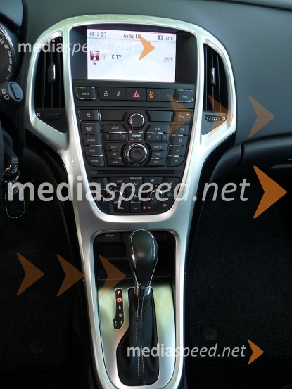 Opel Astra Sports Tourer 1.4 16V turbo sport - všečna sredinska konzolaOpel Astra Sports Tourer 1.4 16V turbo sport, mediaspeed test