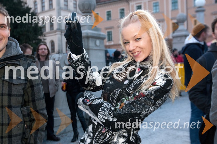 Taya, pevkaSprejem smučarskih skakalcev na Kongresnem trgu