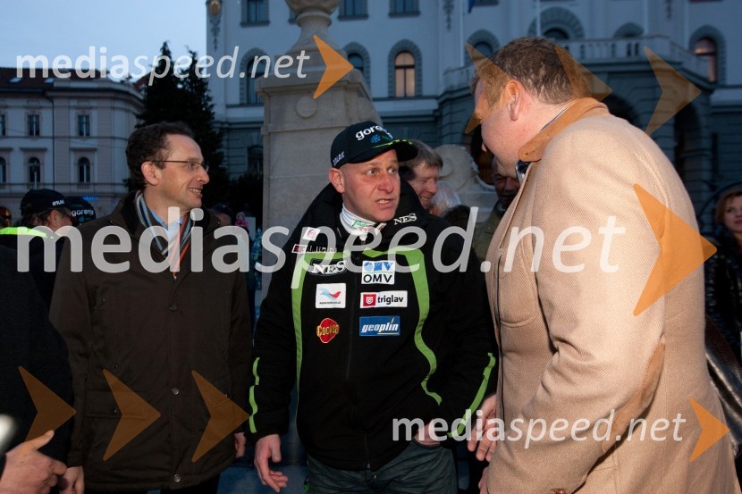 Žiga Turk, minister za izobraževanje, znanost, kulturo in šport, Goran Janus, trener reprezentance za smučarske skoke in Tomaž F. Lovše, predsednik Smučarske zveze SlovenijeSprejem smučarskih skakalcev na Kongresnem trgu