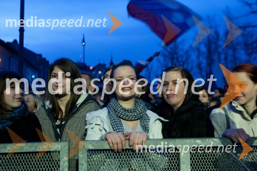 ObiskovalciSprejem smučarskih skakalcev na Kongresnem trgu
