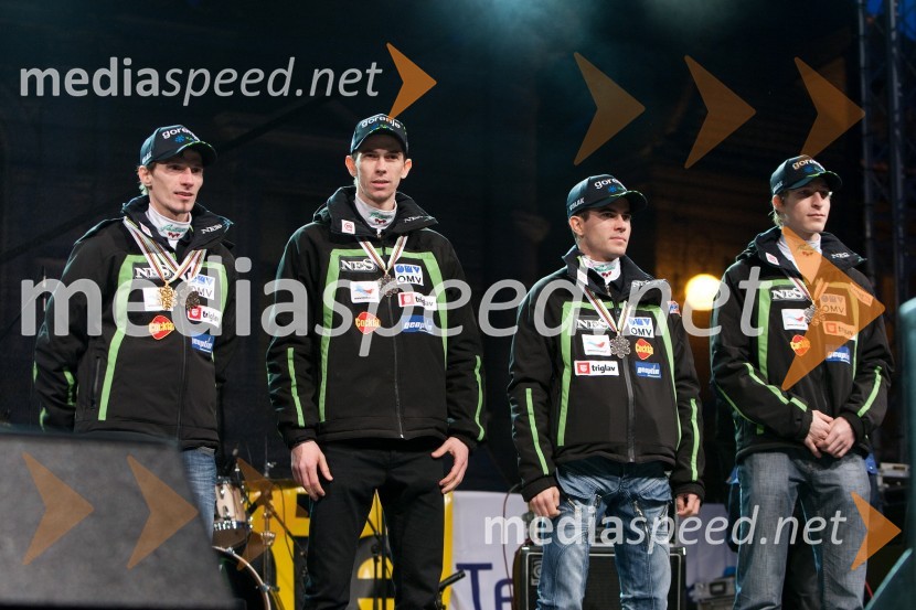 Slovenski smučarski skakalci: Robert Kranjec, Jure Šinkovec, Jernej Damjan in Jurij TepešSprejem smučarskih skakalcev na Kongresnem trgu