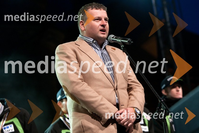 Tomaž F. Lovše, predsednik Smučarske zveze SlovenijeSprejem smučarskih skakalcev na Kongresnem trgu