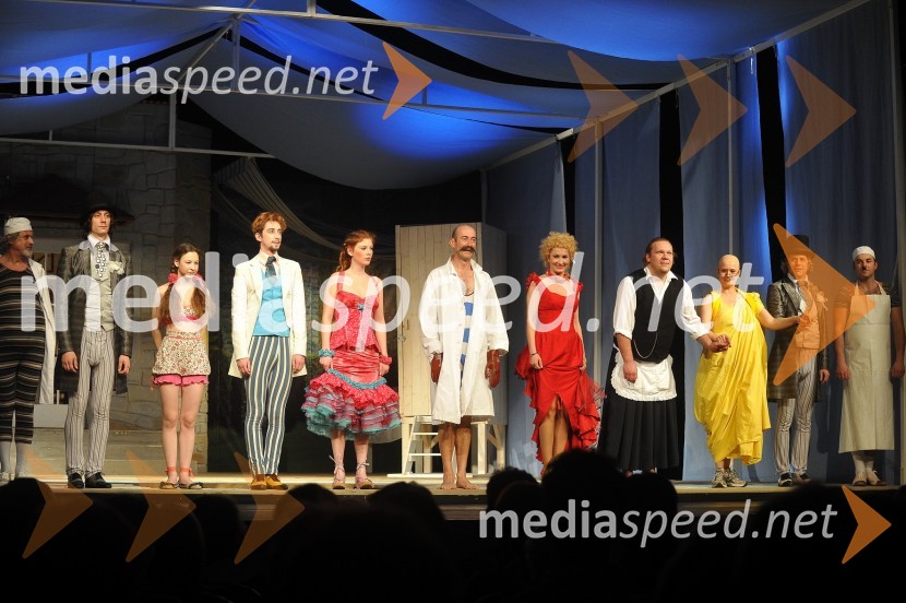 Priklon igralcev21. festival Dnevi komedije, otvoritev v SLG Celje