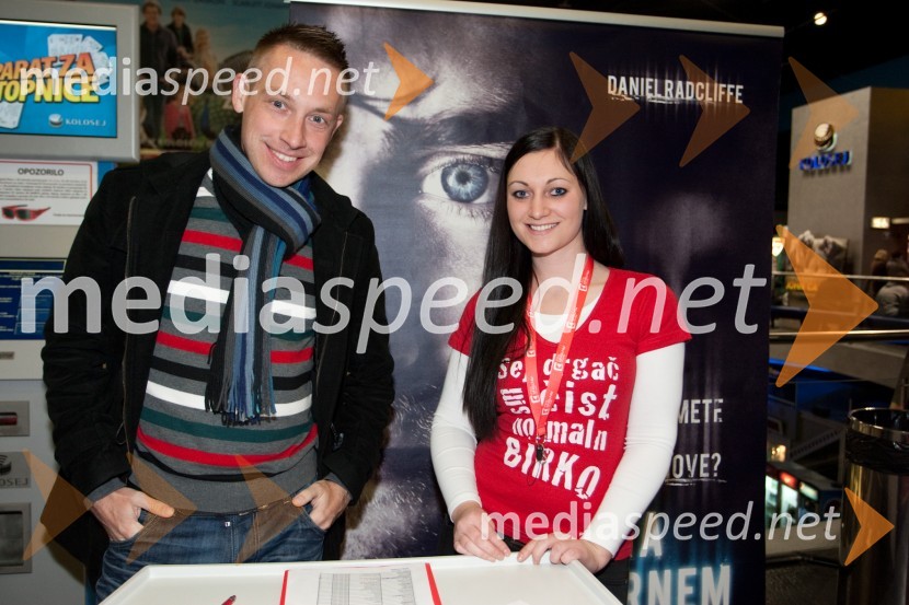 Rok Ostrež, moderator in Janja Bratuša, hostesaŽenska v črnem, premiera filma