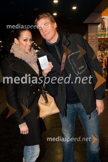 	Tina Gaber, Miss Hawaiian Tropic 2008 in Andrej IvančičŽenska v črnem, premiera filma