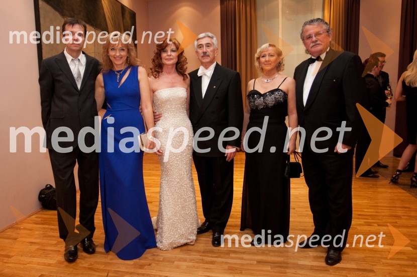 	Andrej Kocjan, arhitekt, Lilijana Kastelic, oblikovalka, Darja Kuhar Kotnik, soprog Rajko Kotnik, državni pravobranilec in Dragica Pišot, inženirka nuklearne medicine in soprog Jani Pišot, magister veterine19. Koroški večer s plesom