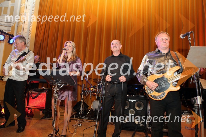 Ansambel Oliver Twist in pevka Patricia Diklič42. Tradicionalni valčkov ples