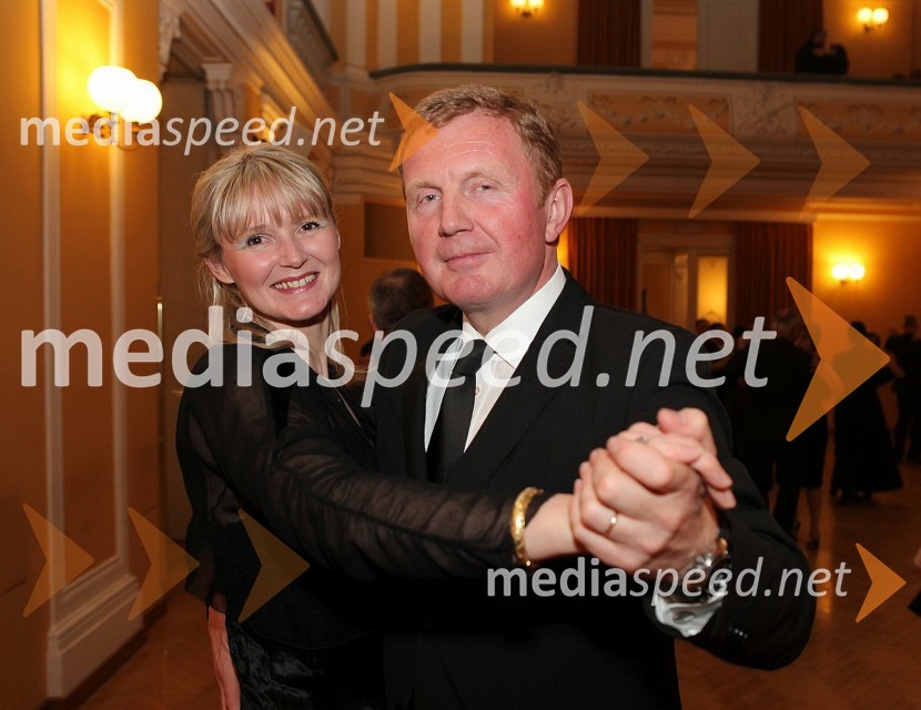 Uršula Gajšek Salobir, ginekologinja in porodničarka ter soprog Miran Gajšek, arhitekt42. Tradicionalni valčkov ples