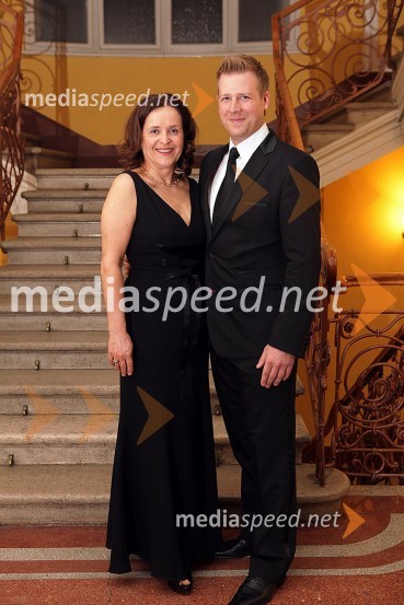 Dr. Jana Govc Eržen, predsednica organizacijskega odbora Zdravniškega društva Celje in Boštjan Korošec, tenorist42. Tradicionalni valčkov ples