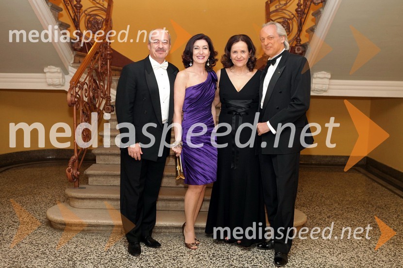 Dr. Ivan Eržen, mag. Barbara Pangeršič, vodja lekarne Vojnik, dr. Jana Govc Eržen, predsednica organizacijskega odbora Zdravniškega društva Celje in Mitja Pangeršič, arhitekt42. Tradicionalni valčkov ples