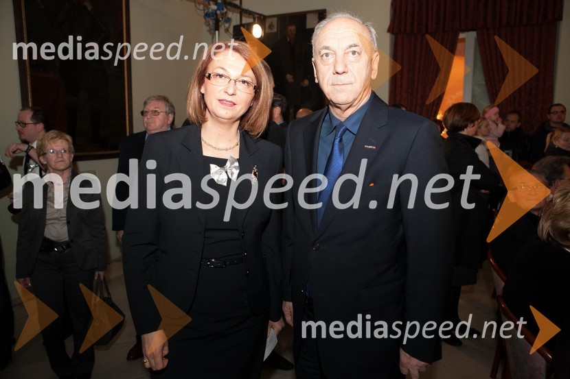 Mirjana Koren, direktorica Pokrajinskega muzeja Maribor, Janez Ujčič, državni sekretarPokrajinski muzej Maribor, razstava Svet na dlani