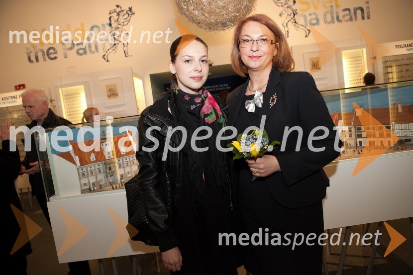 Zala Koren in Mirjana Koren, direktorica Pokrajinskega muzeja MariborPokrajinski muzej Maribor, razstava Svet na dlani