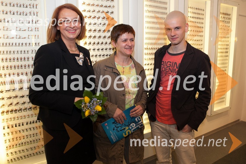 Mirjana Koren, direktorica Pokrajinskega muzeja Maribor, Mira Lorber in njen sin
Pokrajinski muzej Maribor, razstava Svet na dlani