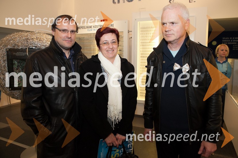 Mag. Darja Homšak, njen soproga (levo) in Drago Oman, Pokrajinski muzej Maribor 	 
Pokrajinski muzej Maribor, razstava Svet na dlani