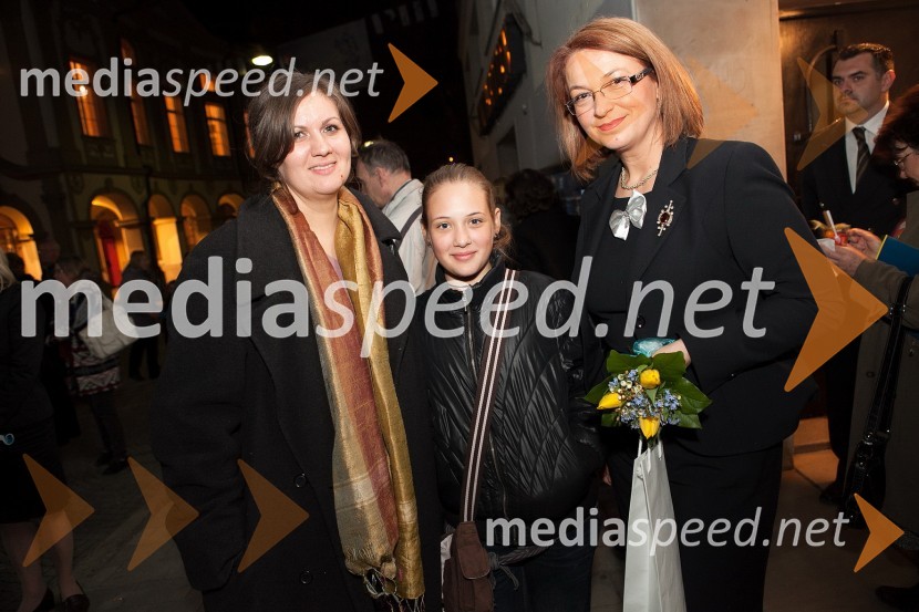 Lara Stojan, njena hčerka in Mirjana Koren, direktorica Pokrajinskega muzeja MariborPokrajinski muzej Maribor, razstava Svet na dlani