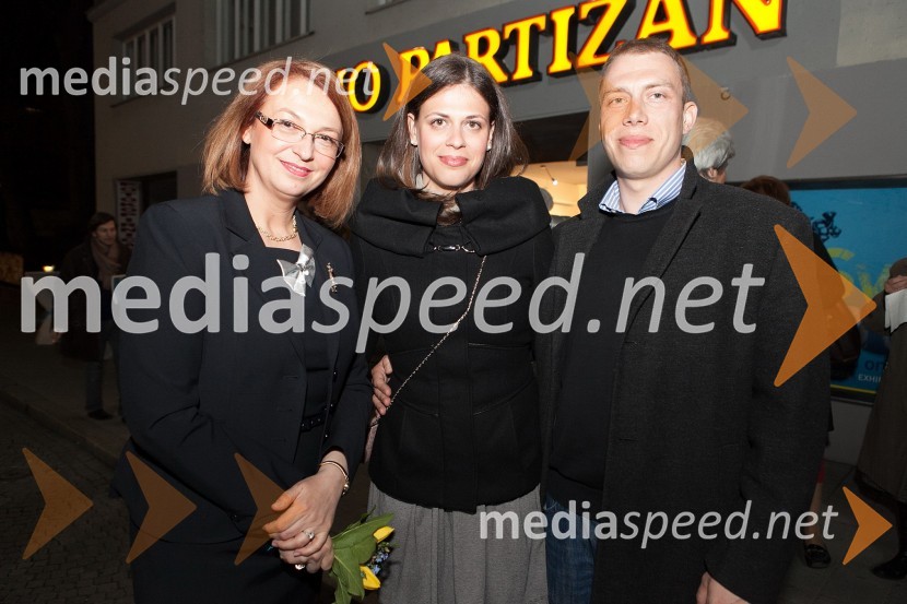 Mirjana Koren, direktorica Pokrajinskega muzeja Maribor, Emina Koren, Uroš Žerak
Pokrajinski muzej Maribor, razstava Svet na dlani