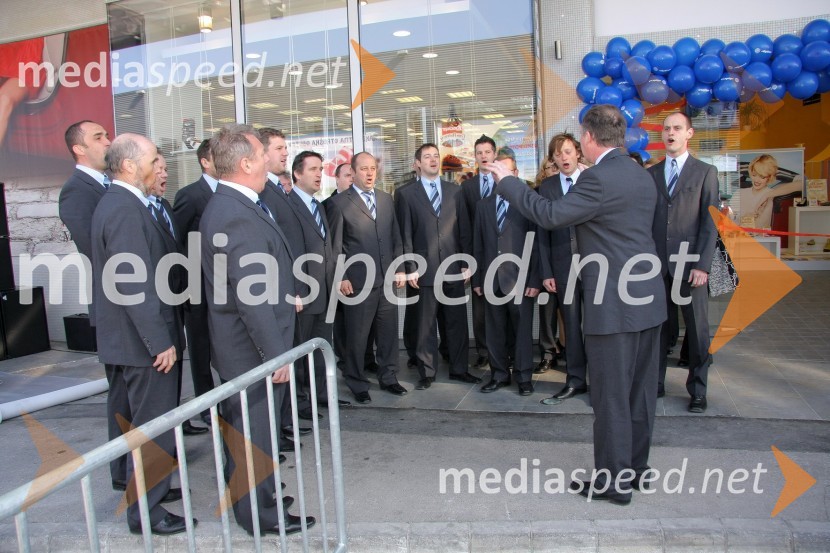 Moški pevski zbor AlpinaOtvoritev nove trgovine Alpina