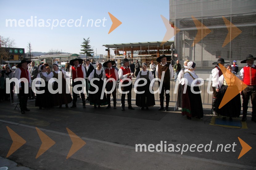 Folklorna skupina CerkljeOtvoritev nove trgovine Alpina