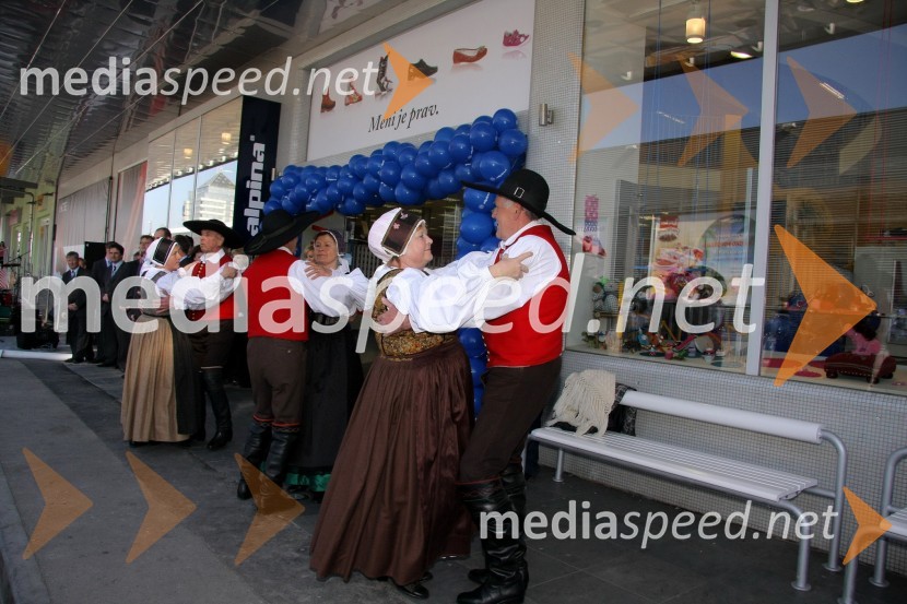 Folklorna skupina CerkljeOtvoritev nove trgovine Alpina