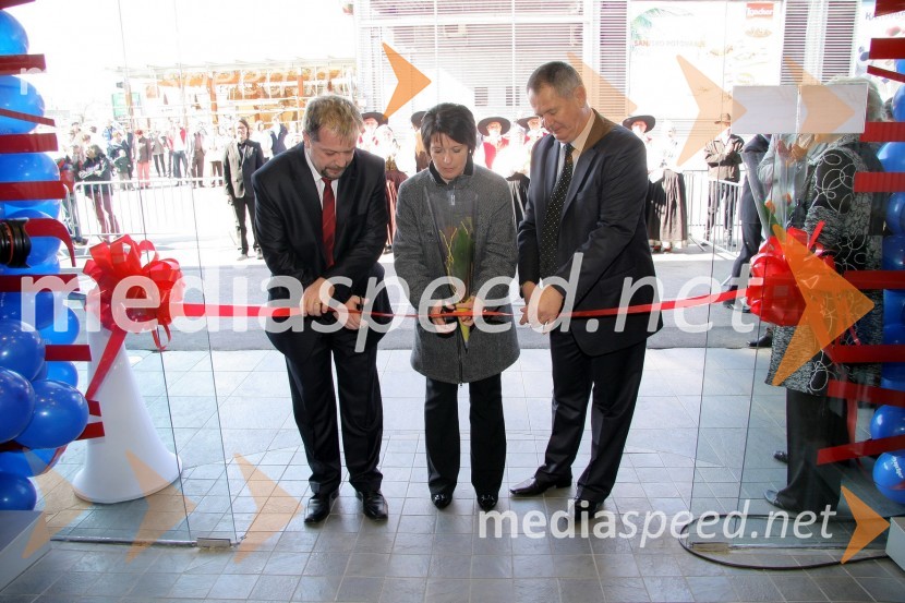 Mitja Bežan, direktor maloprodaje Alpina, Ksenija Korlat in Matjaž Lenassi, predsednik uprave AlpineOtvoritev nove trgovine Alpina