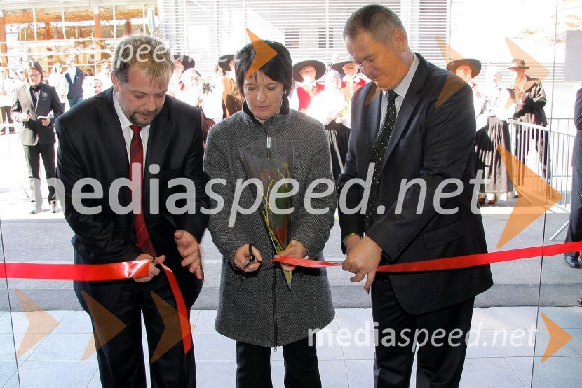 Mitja Bežan, direktor maloprodaje Alpina, Ksenija Korlat in Matjaž Lenassi, predsednik uprave AlpineOtvoritev nove trgovine Alpina