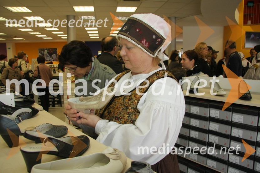 Članica Folklorne skupine CerkljeOtvoritev nove trgovine Alpina