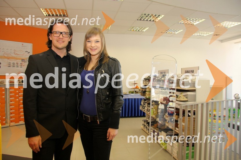 	Boštjan Kljun, povezovalec programa in Maja Nemec, novinarka RTVOtvoritev nove trgovine Alpina