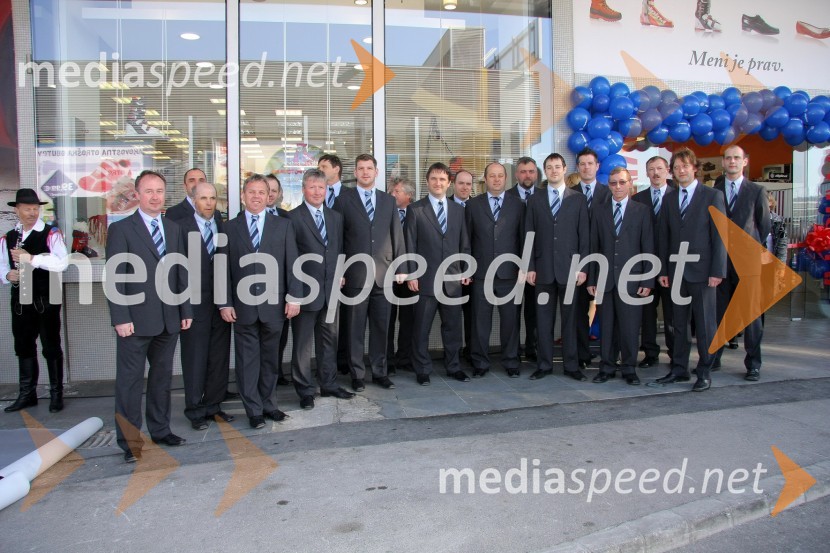 Moški pevski zbor AlpinaOtvoritev nove trgovine Alpina