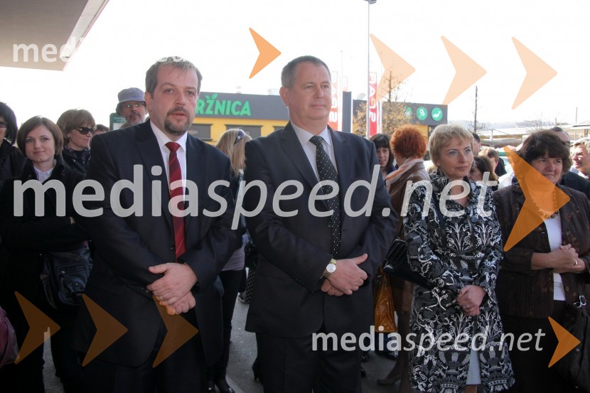 	Mitja Bežan, direktor maloprodaje Alpina, Matjaž Lenassi, predsednik uprave Alpine, ... in ...Otvoritev nove trgovine Alpina