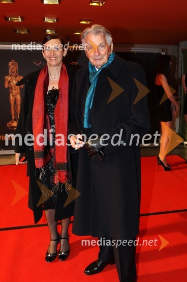 Demeter Bitenc, igralec in spremljevalka Majda PintarViktorji 2011, rdeča preproga in VIP dogajanje