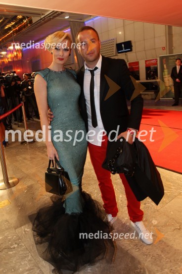 Pia Pustovrh, novinarka in Arne KarnelViktorji 2011, rdeča preproga in VIP dogajanje