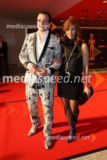 	Mitja Hojak, oblikovalec čevljev, Mihoya in Petra Ivančič, Cosmetic lineViktorji 2011, rdeča preproga in VIP dogajanje