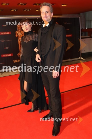 Violeta Tomič, igralka in Igor Seme, pianistViktorji 2011, rdeča preproga in VIP dogajanje