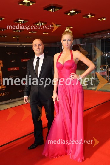 	Marika Savšek, miss Universe 2010 in fant Jernej JevnišekViktorji 2011, rdeča preproga in VIP dogajanje