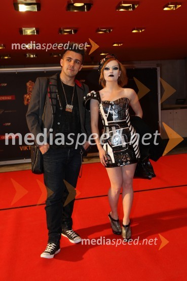 Aleš Vovk-Raay, glasbenik in April, pevkaViktorji 2011, rdeča preproga in VIP dogajanje